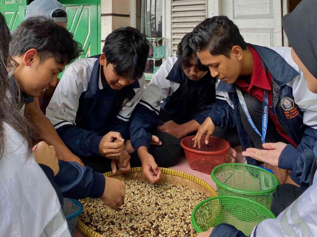 Mahasiswa Politeknik Negeri Subang Gunakan Limbah Nanas untuk Kurangi Kafein Kopi Robusta